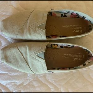 Very new taupe toms